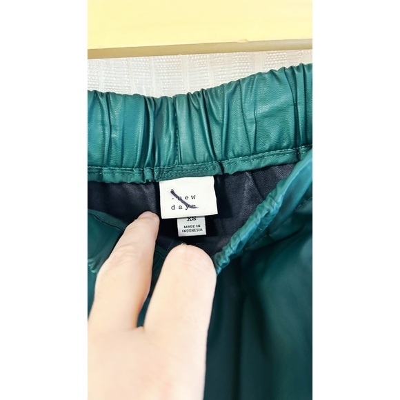 Green Faux leather midi skirt with elastic waist - Picture 6 of 10